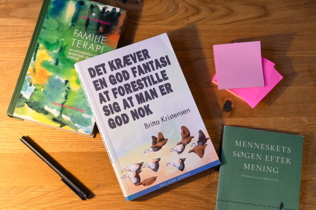 Bog om selvværd og at føle sig god nok – psykologisk indsigt.